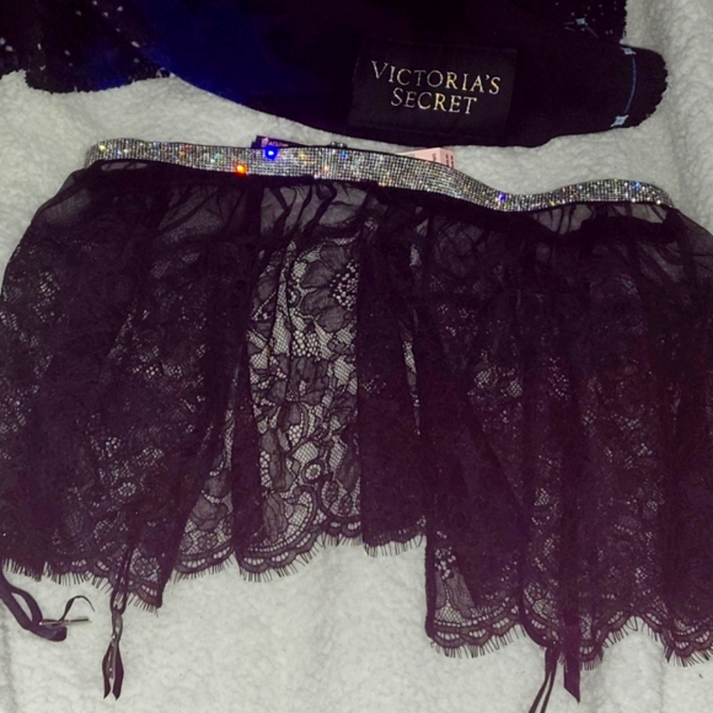Black Lace VS Garter M/L NWT